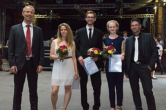 Foto von fünf Personen. Sie schauen glücklich. Drei wurden der Stahlbaupreis 2019 für Nachwuchsingenieurinnen und -ingenieure verliehen.   