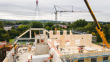 Foto von einer Baustelle auf dem der Campus der Universität Witten-Herdecke entsteht, im alltäglichen Baugeschäft.  