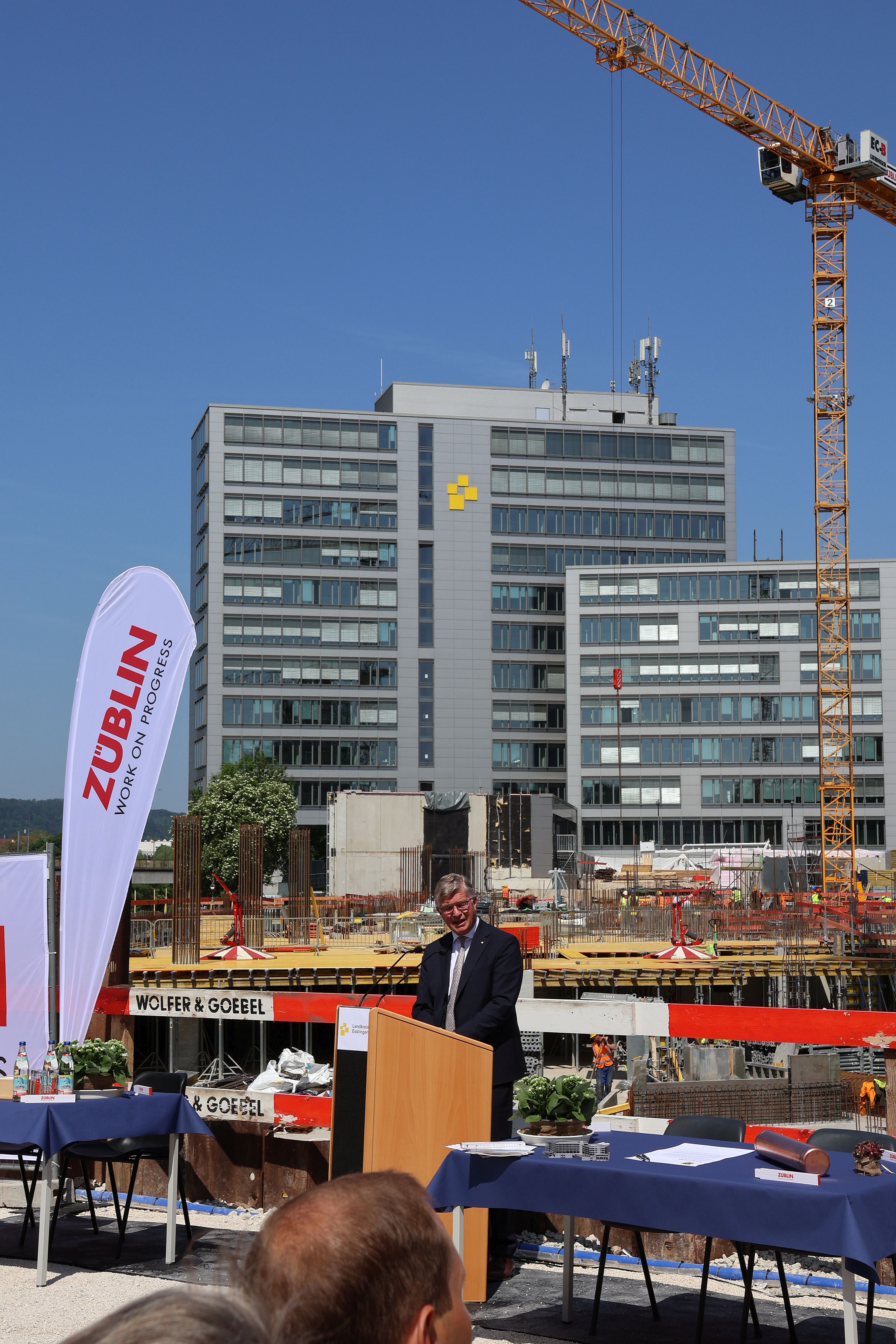Foto von einer Rede von einem Mann im Anzug.     
