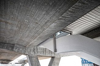 Foto von einer Metrostation mit Trägern die es halten.                