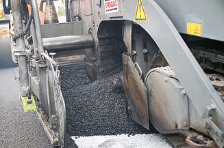 Foto einer Straße, bei der Asphalt wiederverwendet wird