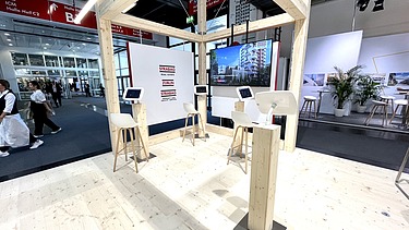 Foto von einem Messestand von STRABAG. Mit Blick auf eine Ecke mit I-Pads.  