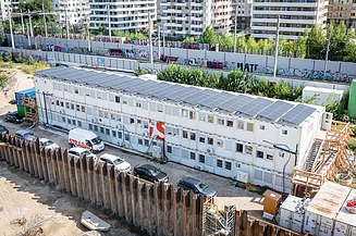 Foto von der Photovoltaikanlage auf dem Dach der Containerburg am Nordbahnhof-Gelände