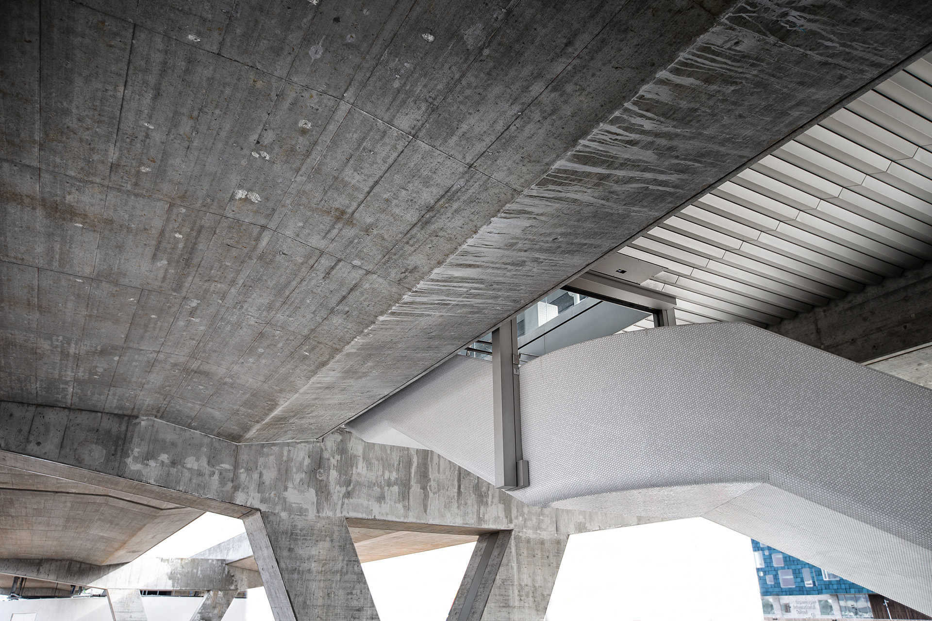 Foto von einer Metrostation mit Trägern die es halten.                