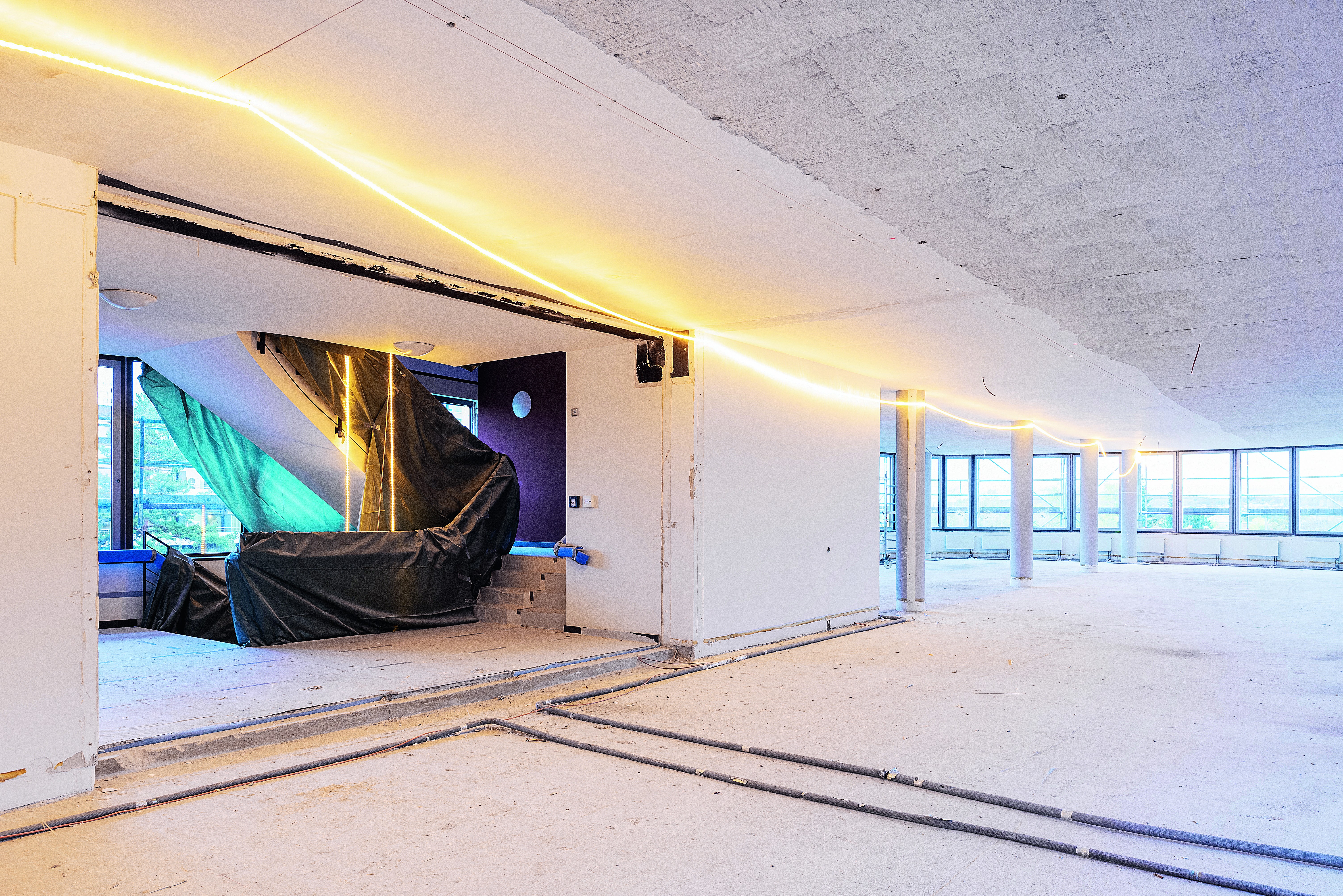 The picture shows the interior of an office building where renovation work is currently taking place