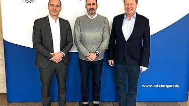 Foto von drei schick gekleideten Personen die freundlich schauen. 