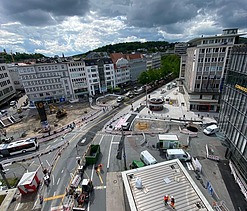 Das Bild zeigt  den zentralen Verkehrsknotenpunkt Jahnplatz in Bielefeld von oben