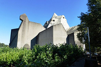 Foto von einer Kirche, drumherum sind Bäume.  