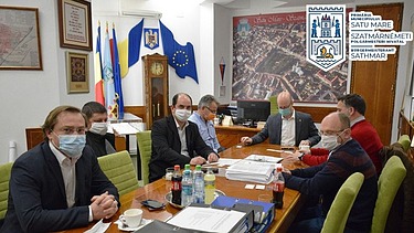 Photo of several people signing a contract in compliance with the current strict hygiene regulations