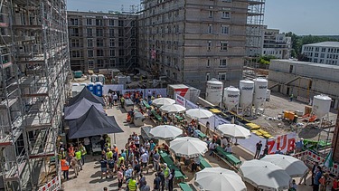 Luftaufnahme vom Richtfest.   