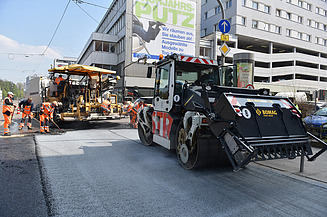 Foto von zwei Straßenbaumaschinen auf einer neuen Straße