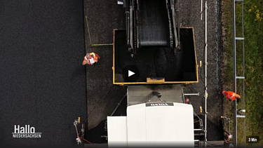 Das Bild zeigt ein Fernsehstandbild einer Baustelle von oben