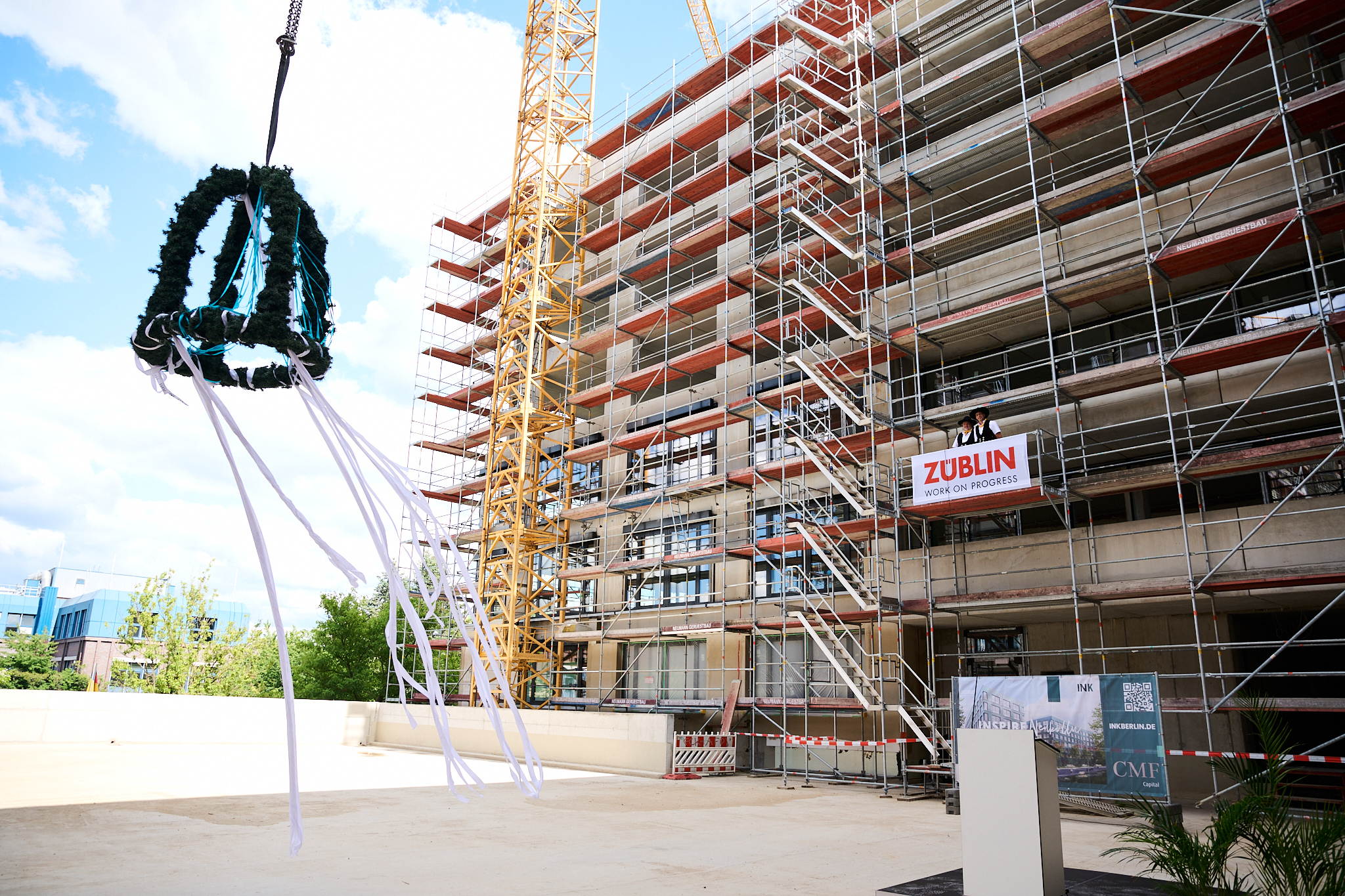 Foto vom Richtfest der nachhaltigen Bürokomplex.
