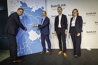 Foto von Niedersachsens Ministerpräsident Olaf Lies, TransnetBW-Geschäftsführer Dr. Werner Götz, TenneT-Geschäftsführer Tim Meyerjürgens und Einbecks Bürgermeisterin Sabine Michalek. 