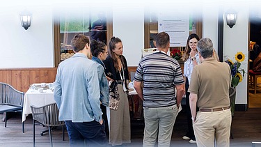 Foto von mehreren Personen, die man von hinten sieht