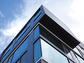 Foto von einer Ecke von einem Hochhaus aus der Froschperspektive.   