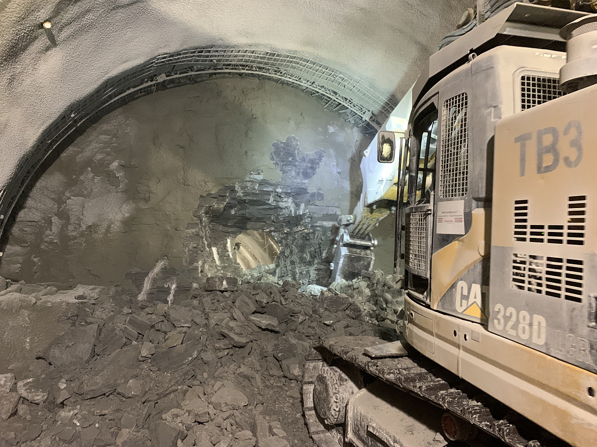 Foto von einer Baumaschine beim letzten Tunneldurchschlag im Flughafentunnel