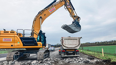 Foto von einem Bagger bei der Sanierung der Südautobahn in Österreich