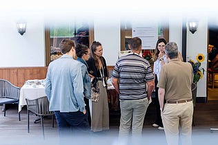Foto von mehreren Personen, die man von hinten sieht