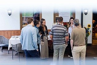 Foto von mehreren Personen, die man von hinten sieht