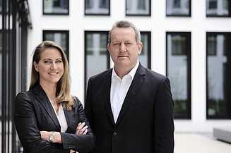 Foto von einem Mann und einer Frau die glücklich Schauen. 