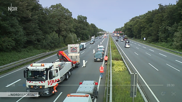 Das Bild zeigt zwei dreispurige Autobahnauschnitte, links mit mehreren Fahrzeugen, rechts ohne Fahrzeuge