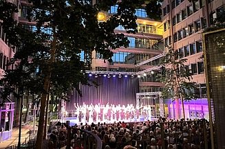 Foto von einer Bühne im ZÜBLIN-Haus. Es findet eine Veranstaltung statt. 