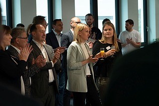 Foto von mehreren Personen die in die Hände klatschen.  