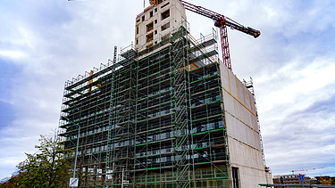 Foto vom Hauptsitz der UmweltBank in der Holz-Hybrid-Bauweise. 