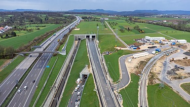 Luftaufnahme von einer Autobahn an der Große Wendlinger Kurve.