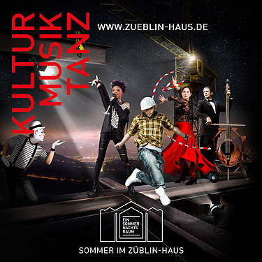 Menschen stehen auf einer Bühne und tanzen und singen