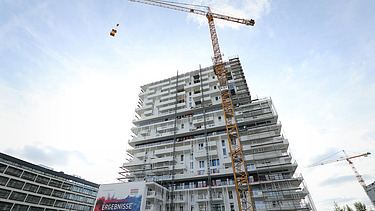 Foto vom Taborama Hochhaus, davor steht ein Kran