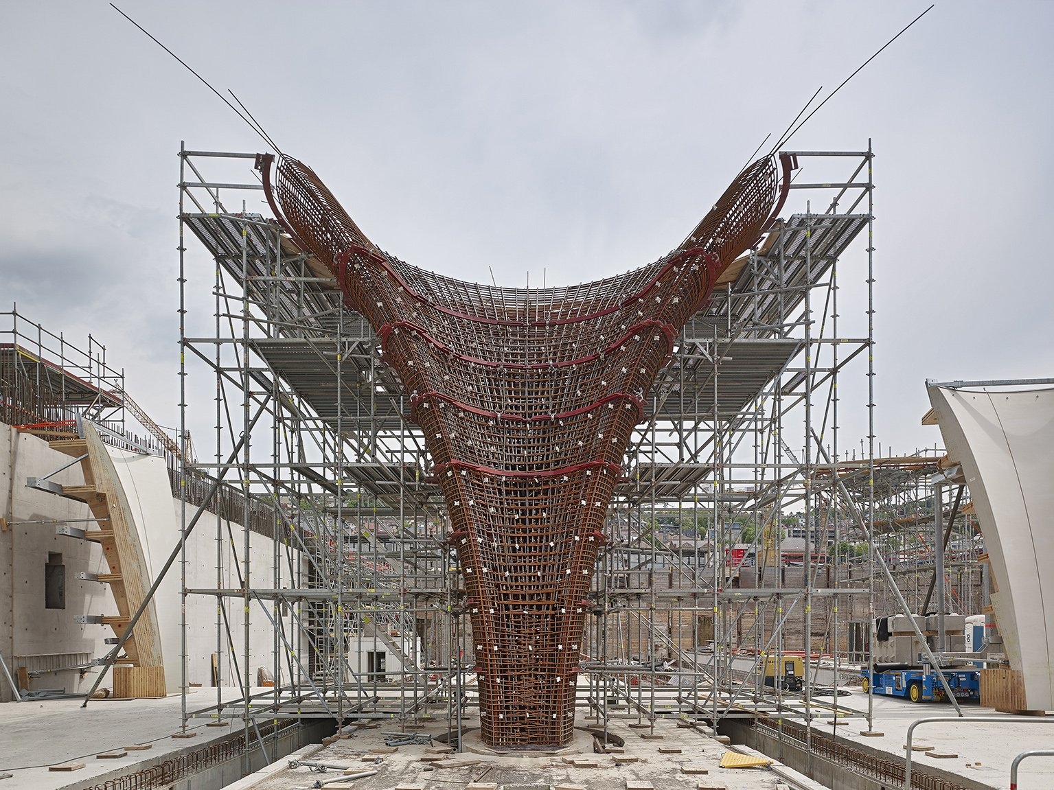 Ein Foto von der Baustelle von Stuttgart 21. Aufgebaut ist ein großes Gerüst, dass den Kelchstützenfuß bewehren soll.  