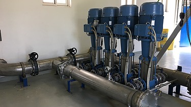 Das Bild zeigt einen Raum mit vier Pumpstationen