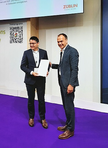 Foto bei der Verleihung des Sonderpreises des Wettbewerbs „Auf IT gebaut“.  