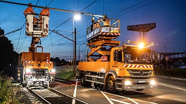 Foto von zwei Fahrzeugen für die Anhebung von Oberleitung