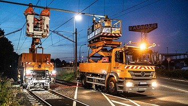 Foto von zwei Fahrzeugen für die Anhebung von Oberleitung