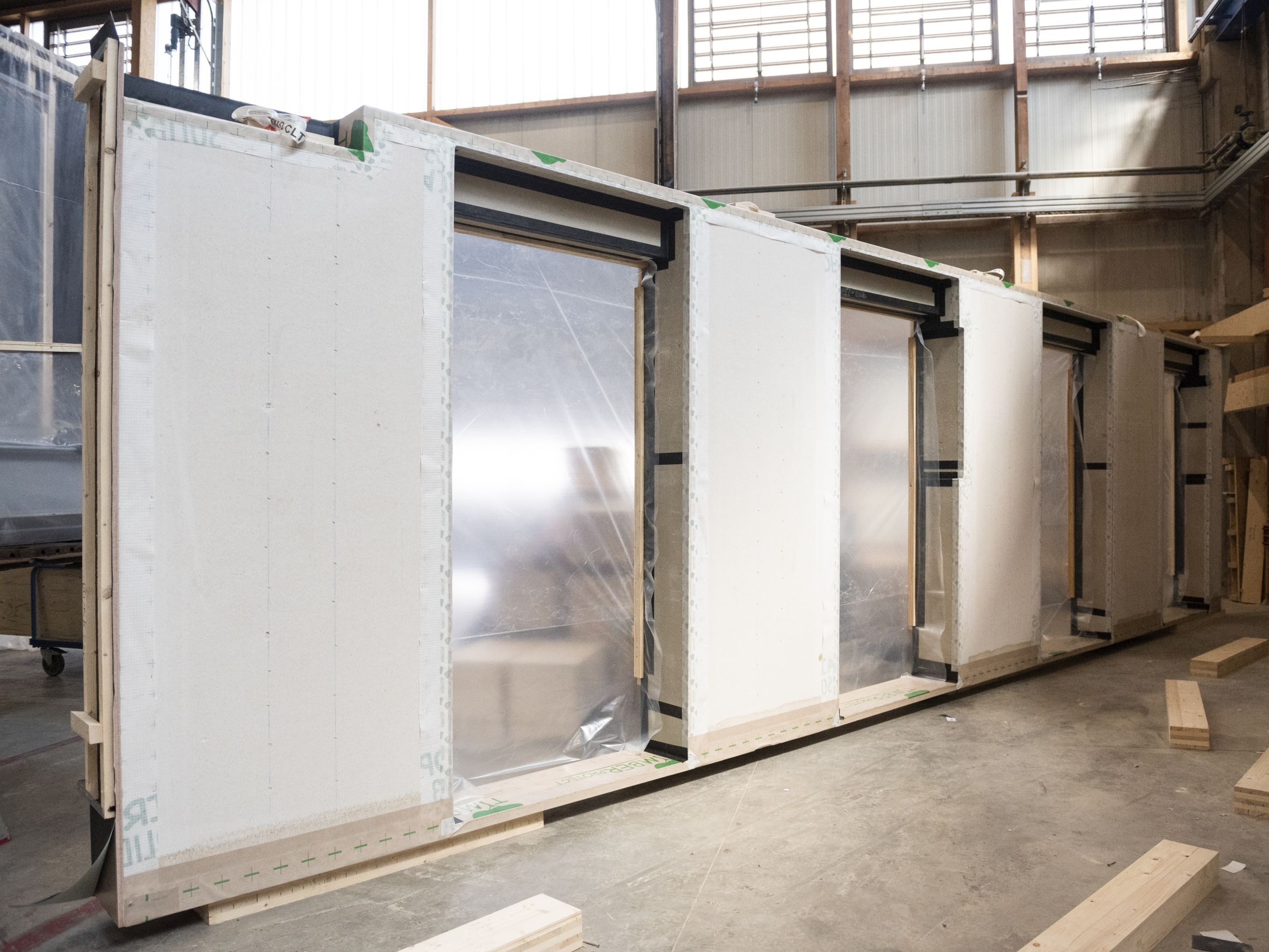 Vorfertigung der Holzbauelemente für CARL im Werk von ZÜBLIN Timber in Aichach.