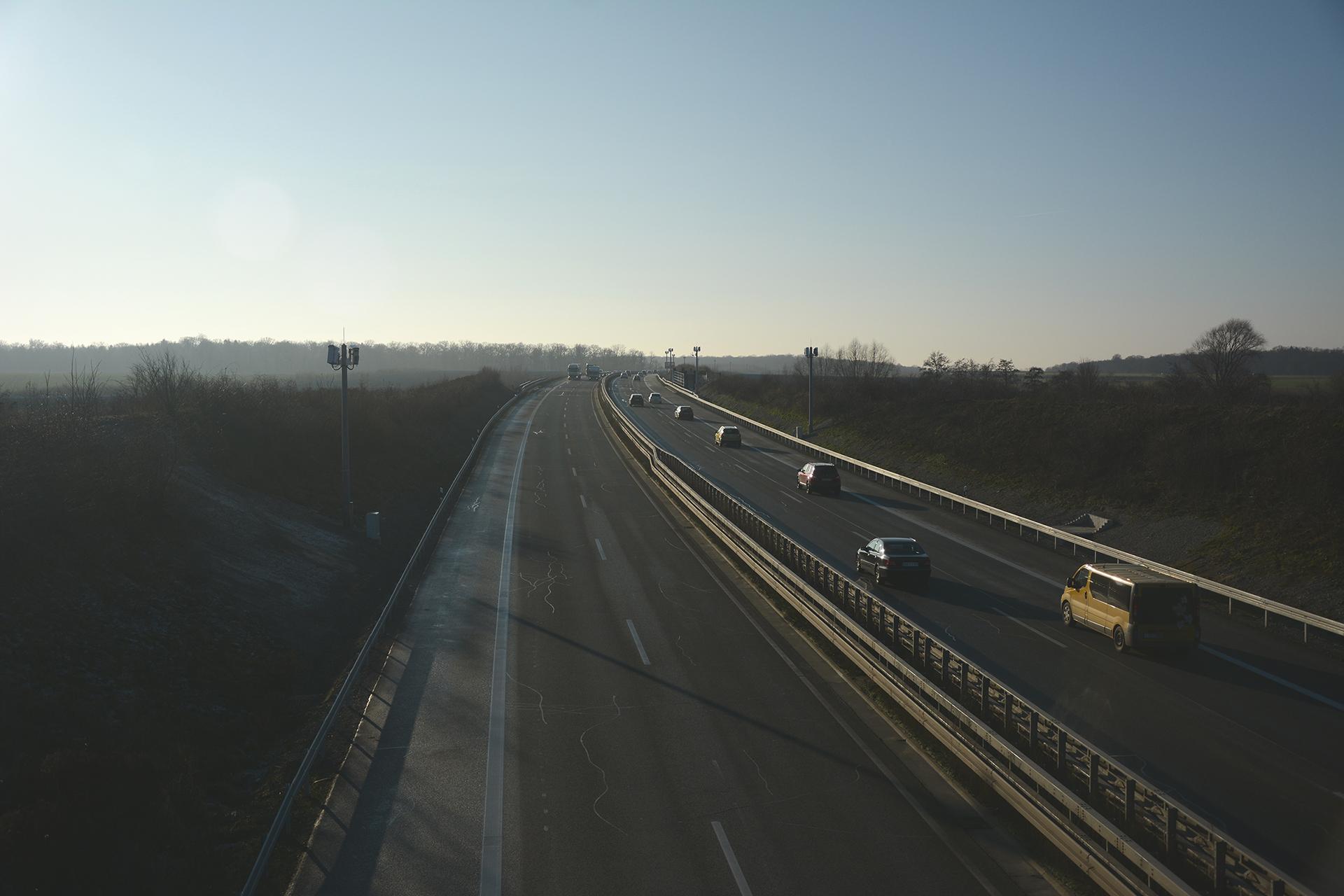Foto einer vierspurigen Autobahn bei dämmerndem Licht