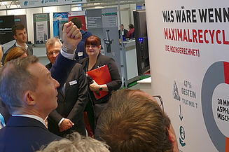 Foto von mehreren Personen vor einer Tafel mit einem Diagramm