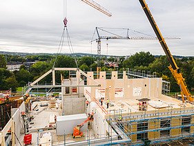 Foto von einer Baustelle auf dem der Campus der Universität Witten-Herdecke entsteht, im alltäglichen Baugeschäft.  