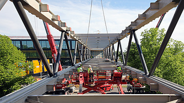 Foto von einer Brücke die grade gebaut wird. 