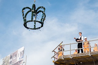 Foto von ZÜBLIN-Bauleiter und Zimmermannsgeselle bei der Verlesung des traditionellen Richtspruchs.
