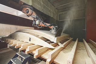 Foto vom sägen von Holz. 