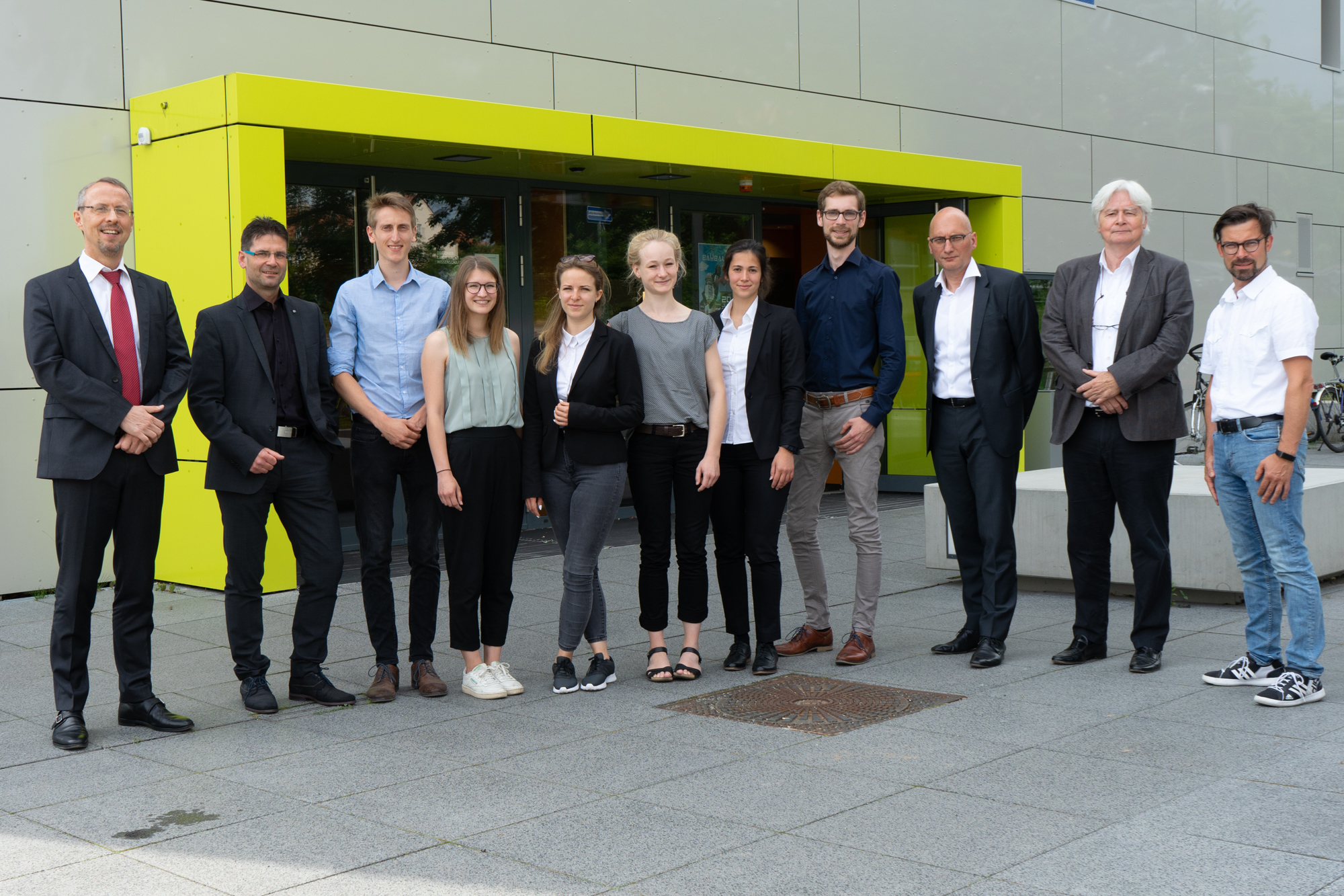 Foto von mehreren Personen die freundlich schauen.     