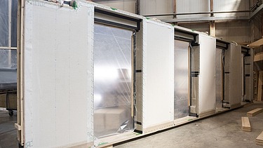 Foto von der Vorfertigung der Holzbauelemente für CARL im Werk von ZÜBLIN Timber in Aichach.