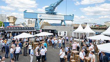 Menschen feiern auf einem Bauhof