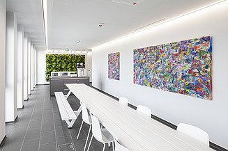 Foto einer Teeküche mit bunten Bildern an der Wand.