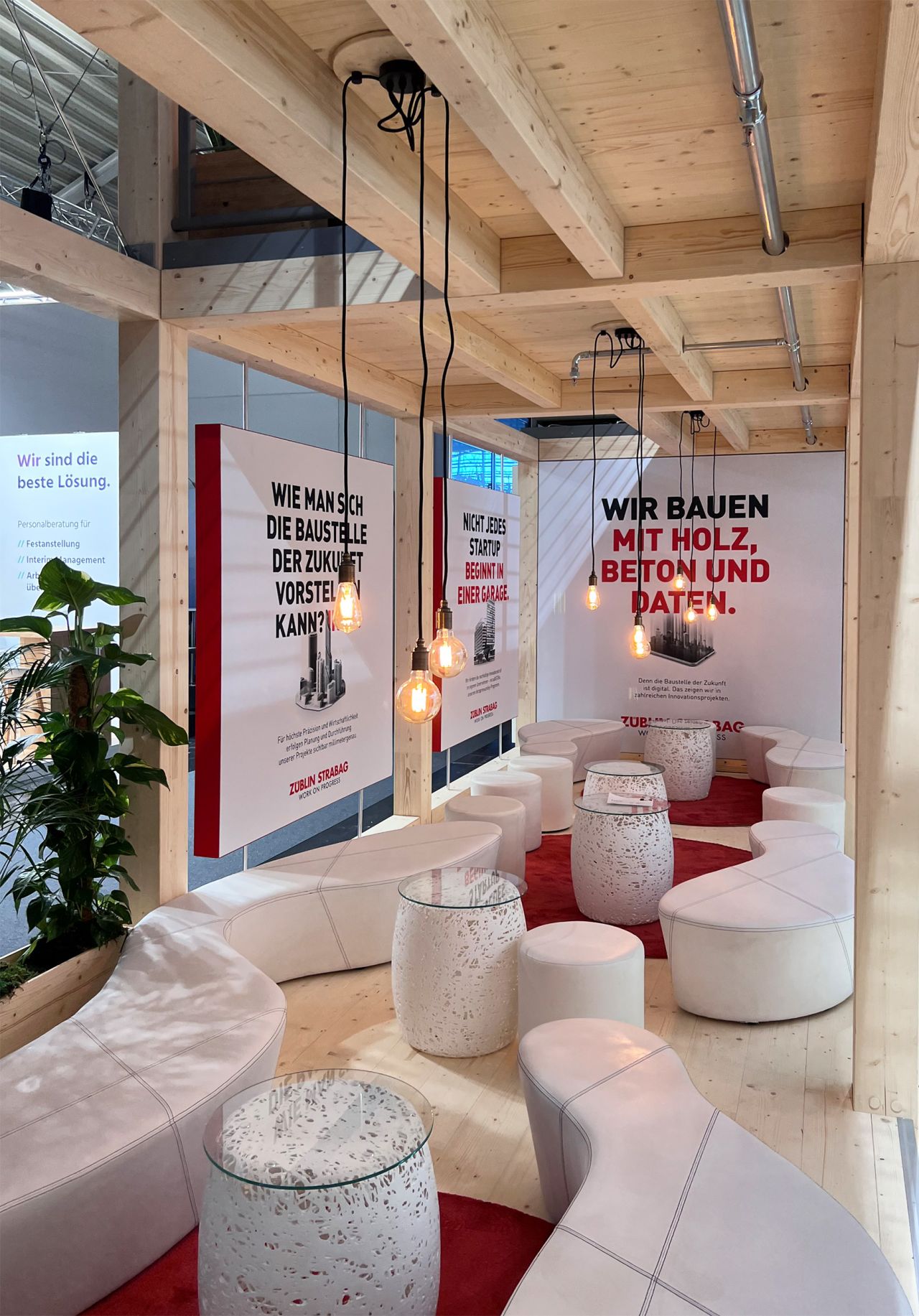 Foto von einem Messestand von STRABAG im Erdgeschoss.  