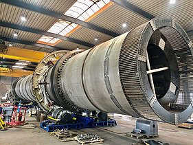 Anlagehalle mit Stahlbauteilen